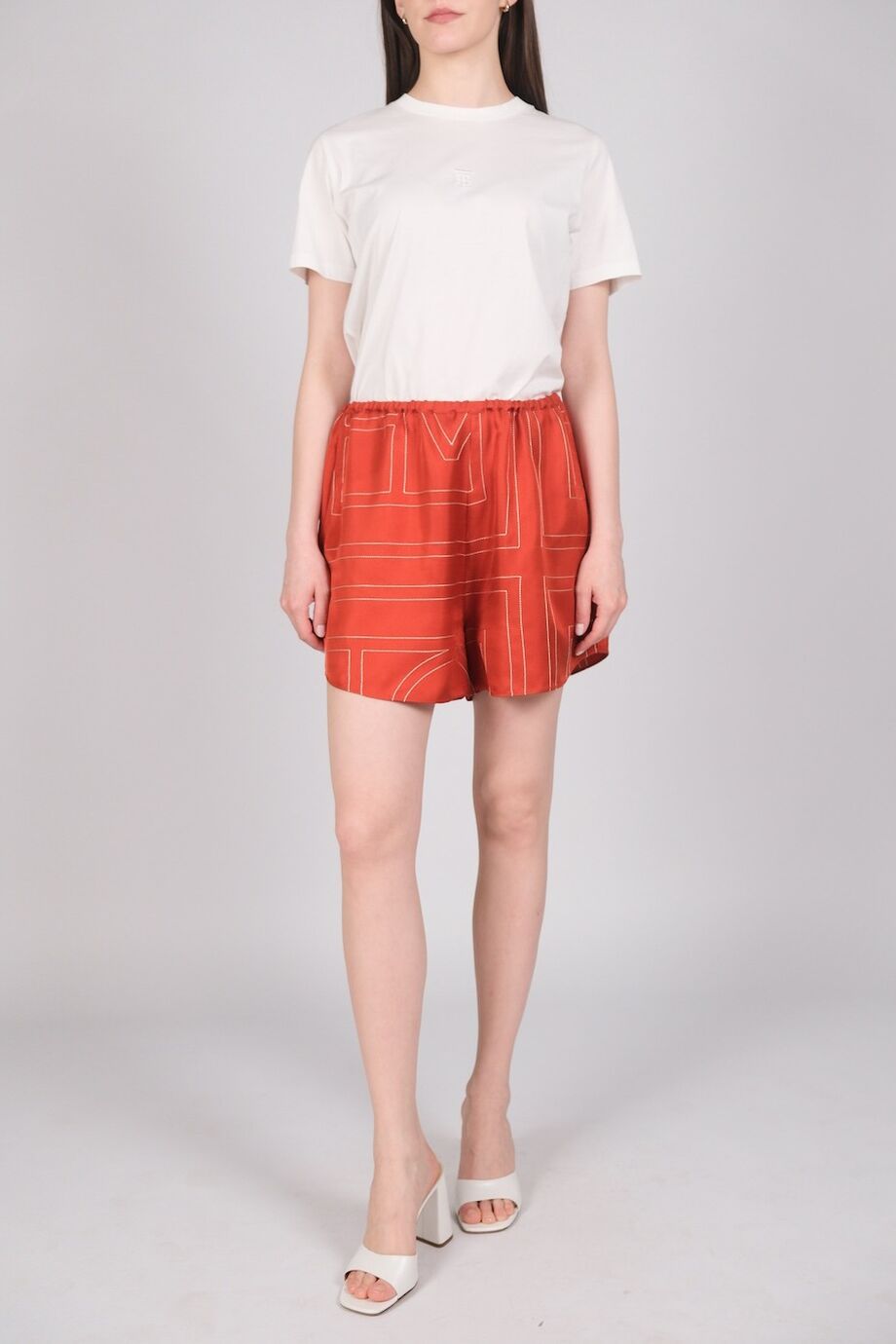 image 1 Шелковые шорты оранжевого цвета с орнаментом