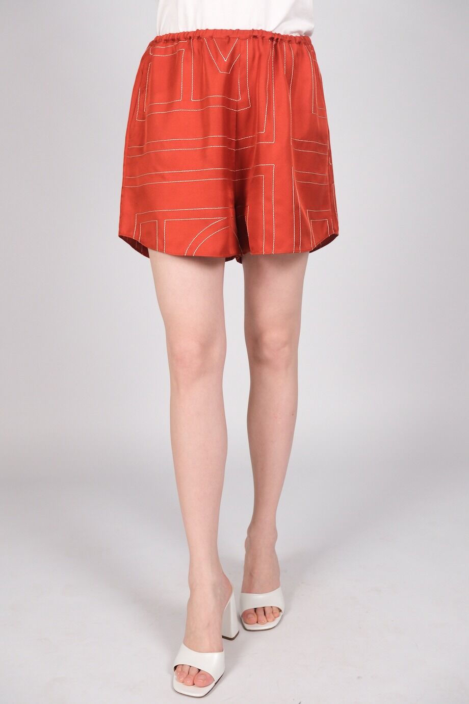 image 2 Шелковые шорты оранжевого цвета с орнаментом