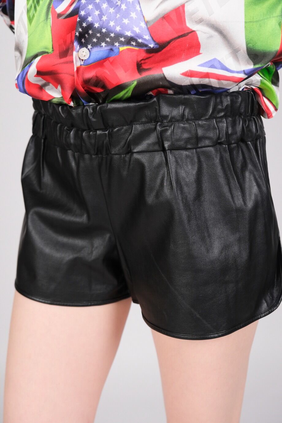 image 4 Шорты чёрного цвета из эко-кожи на резинке