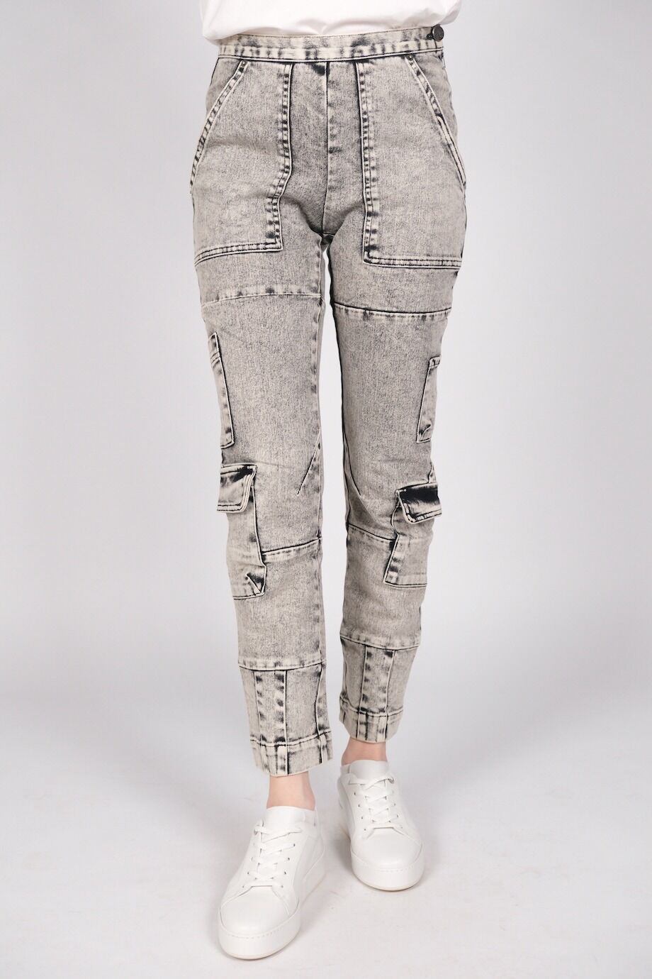 image 2 Джинсы серого цвета с накладными карманами