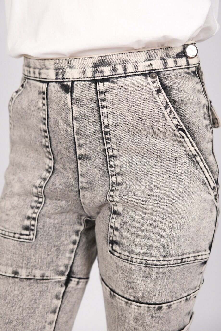 image 4 Джинсы серого цвета с накладными карманами