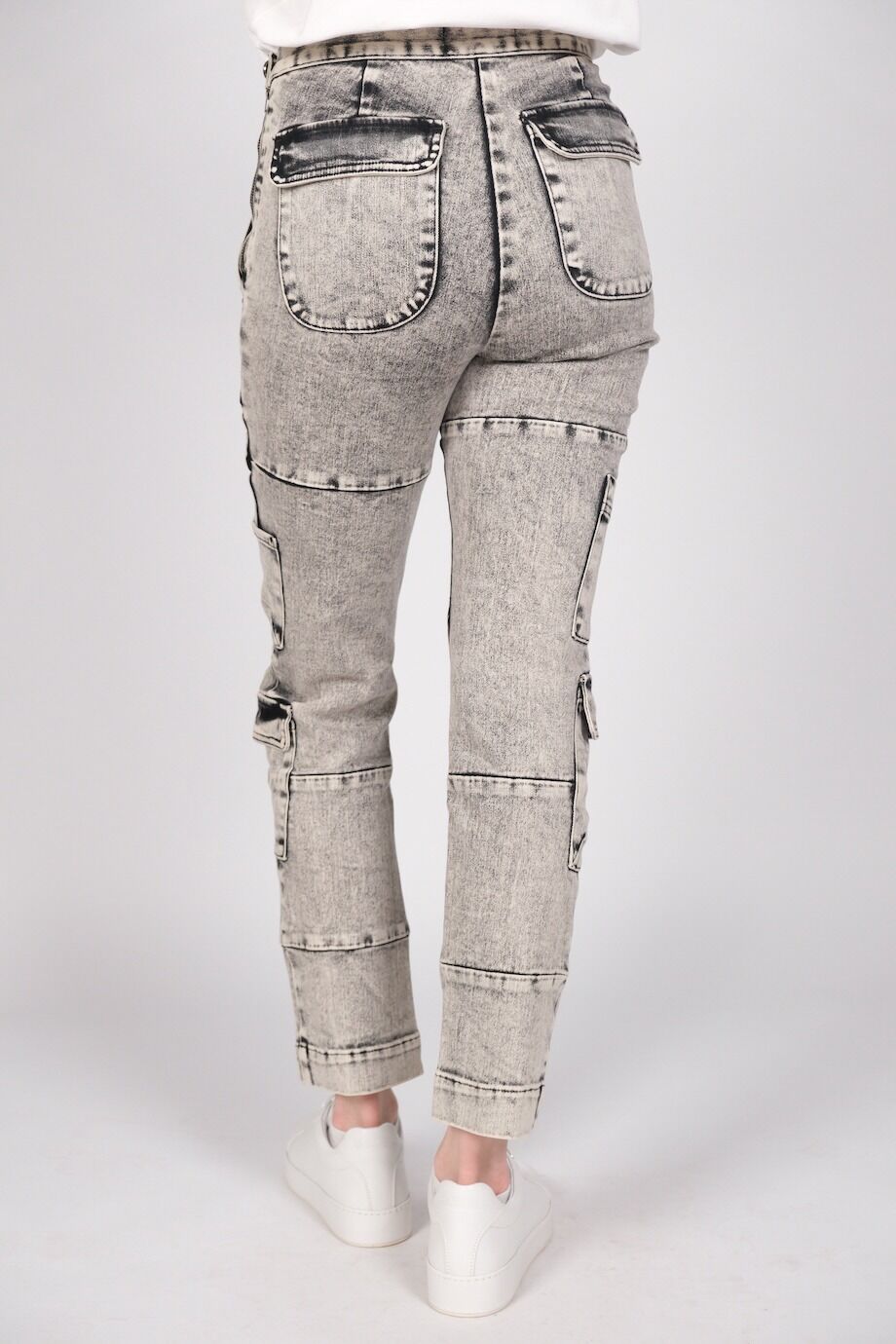 image 5 Джинсы серого цвета с накладными карманами