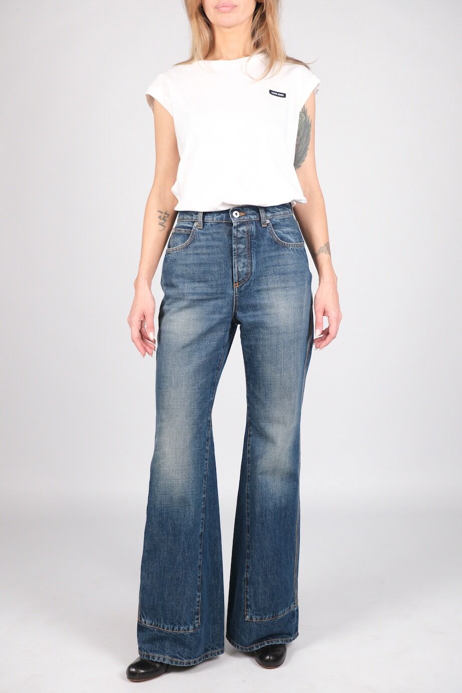 image 1 Джинсы темно-синего цвета с лого на кармане