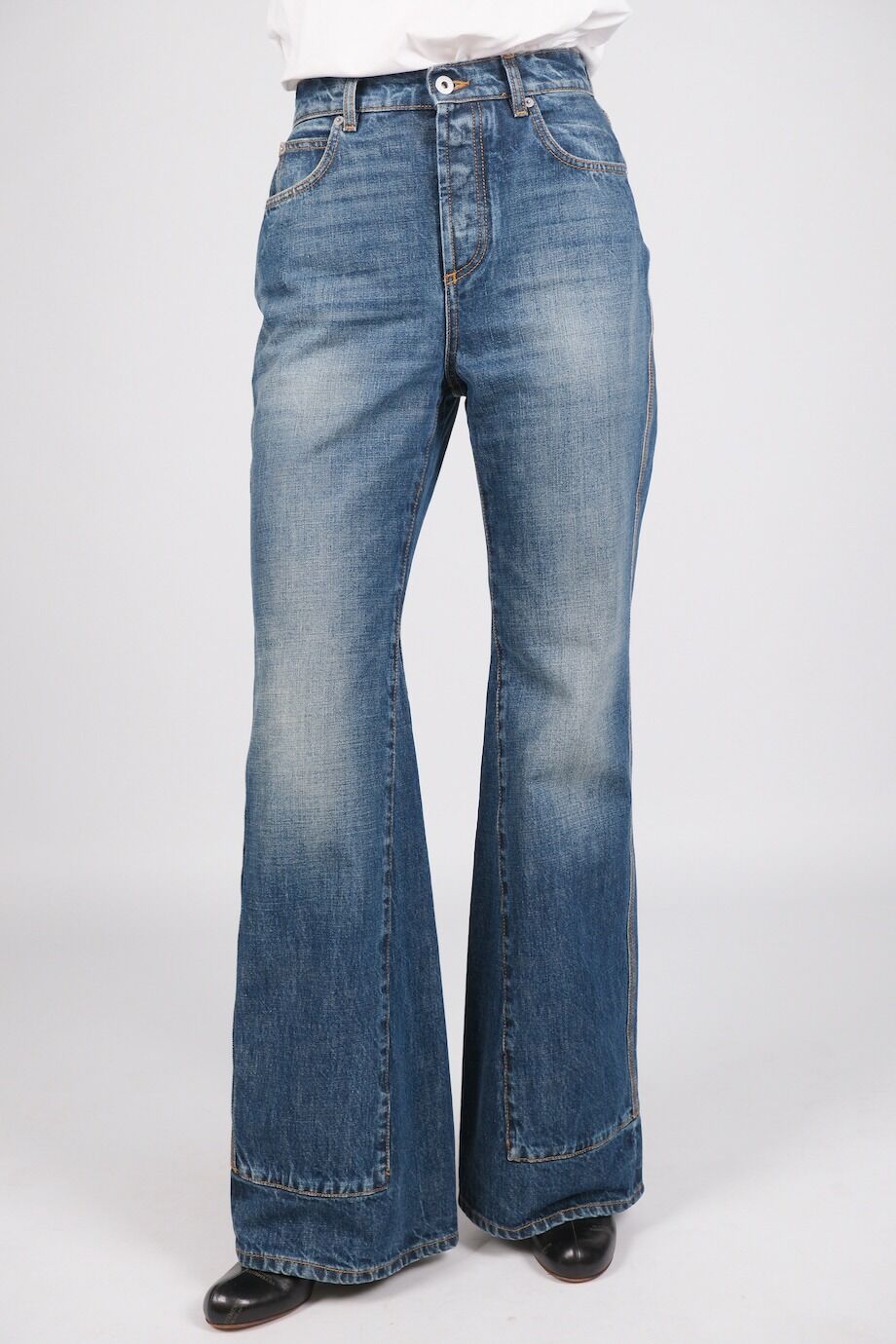 image 2 Джинсы темно-синего цвета с лого на кармане