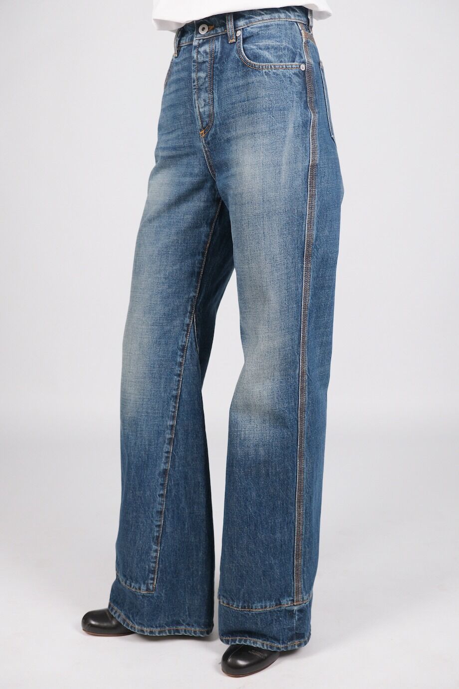 image 3 Джинсы темно-синего цвета с лого на кармане