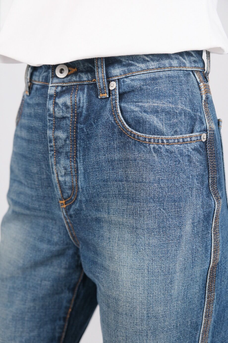 image 5 Джинсы темно-синего цвета с лого на кармане