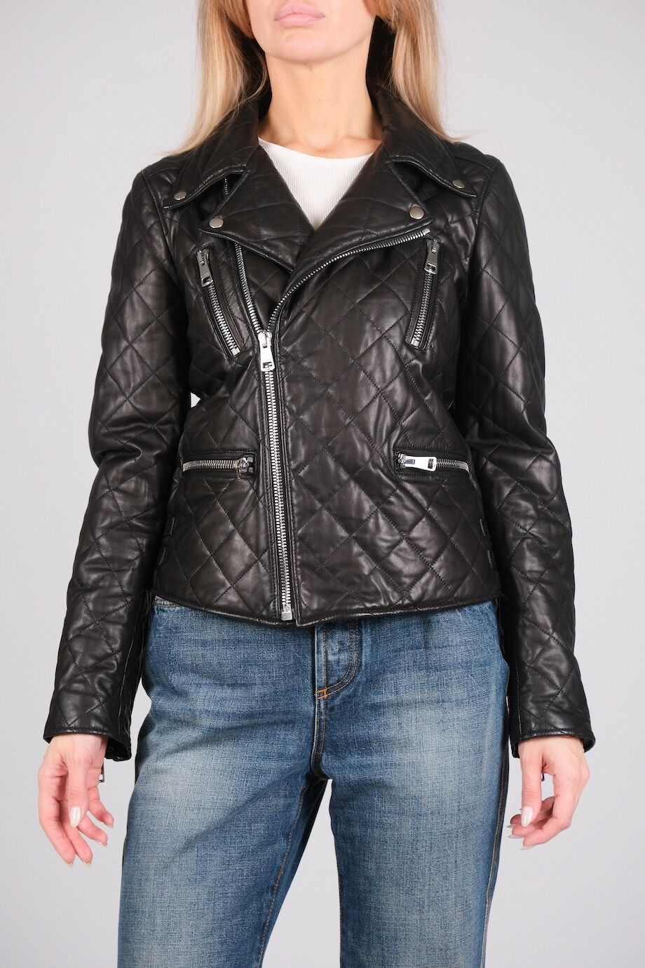 image 1 Кожаная куртка черного цвета с простежкой и лого на спине