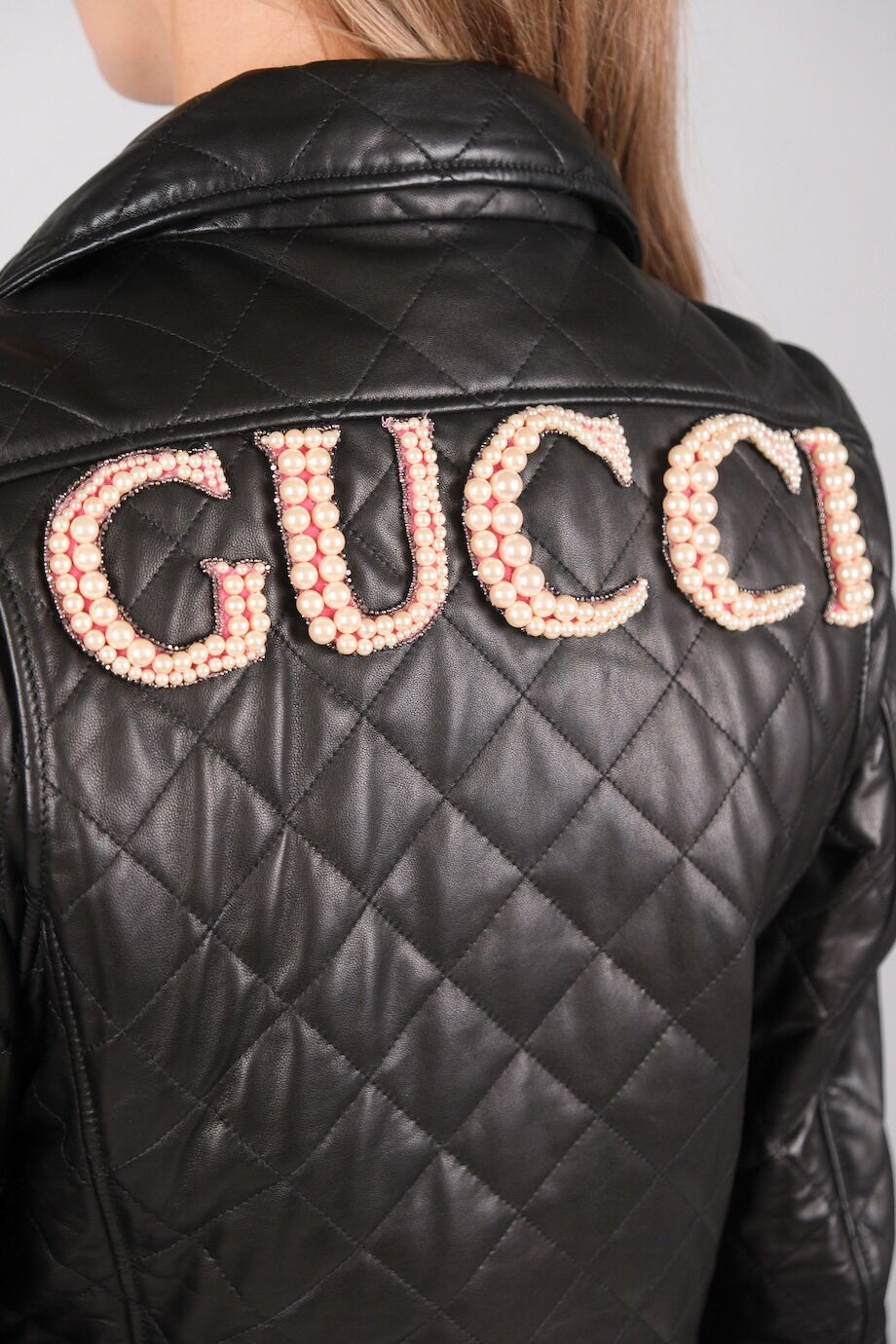 image 4 Кожаная куртка черного цвета с простежкой и лого на спине