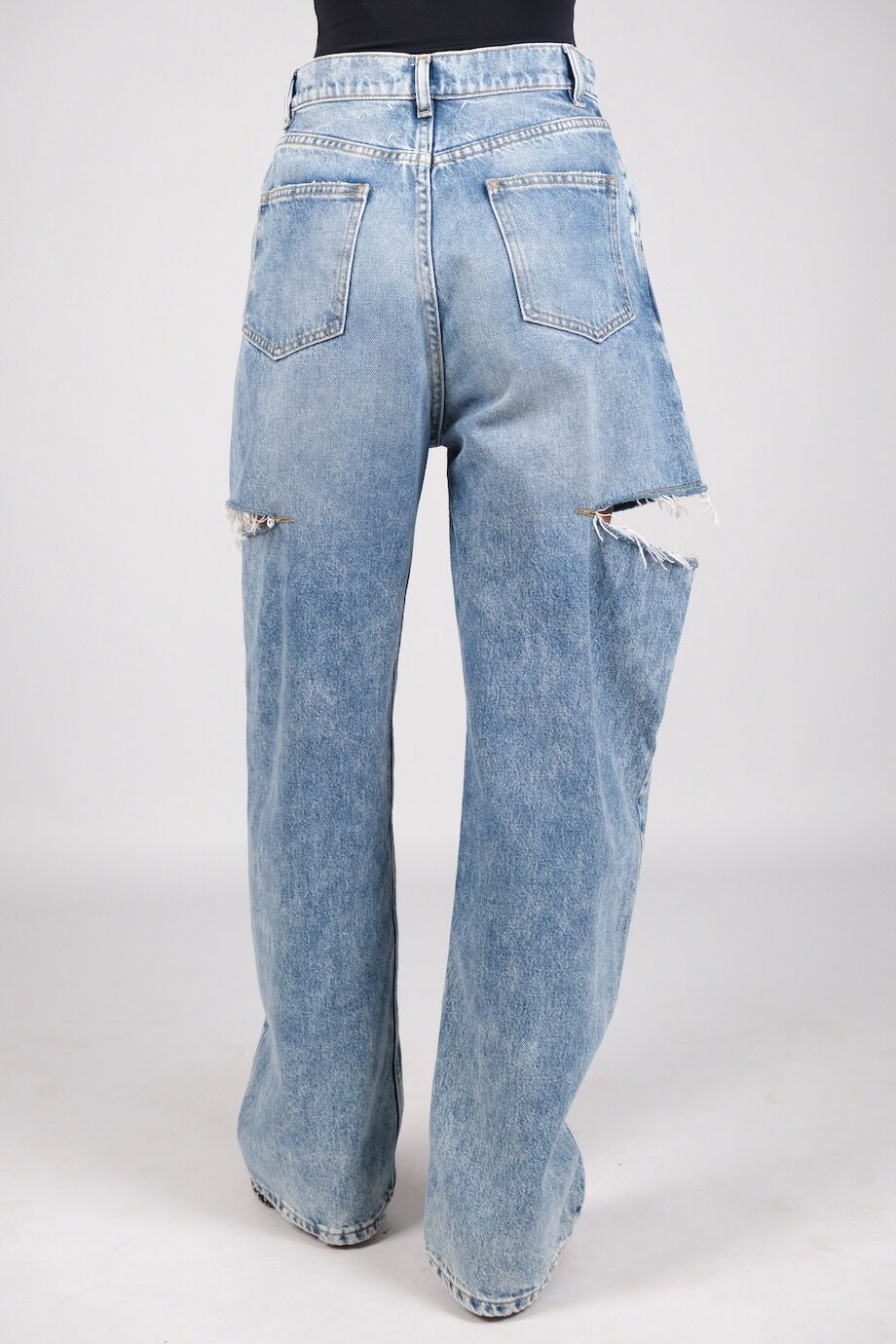 image 4 Джинсы голубого цвета с разрезами по бокам