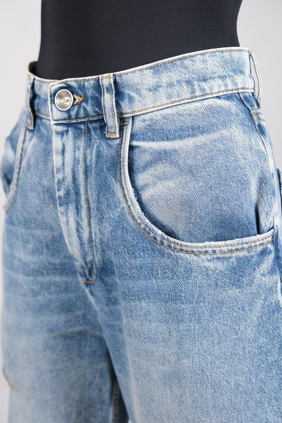 image 6 Джинсы голубого цвета с разрезами по бокам