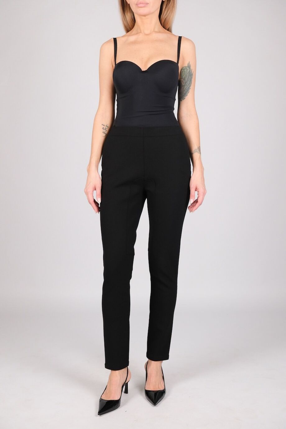 image 1 Зауженные брюки  черного цвета с декоративной прострочкой