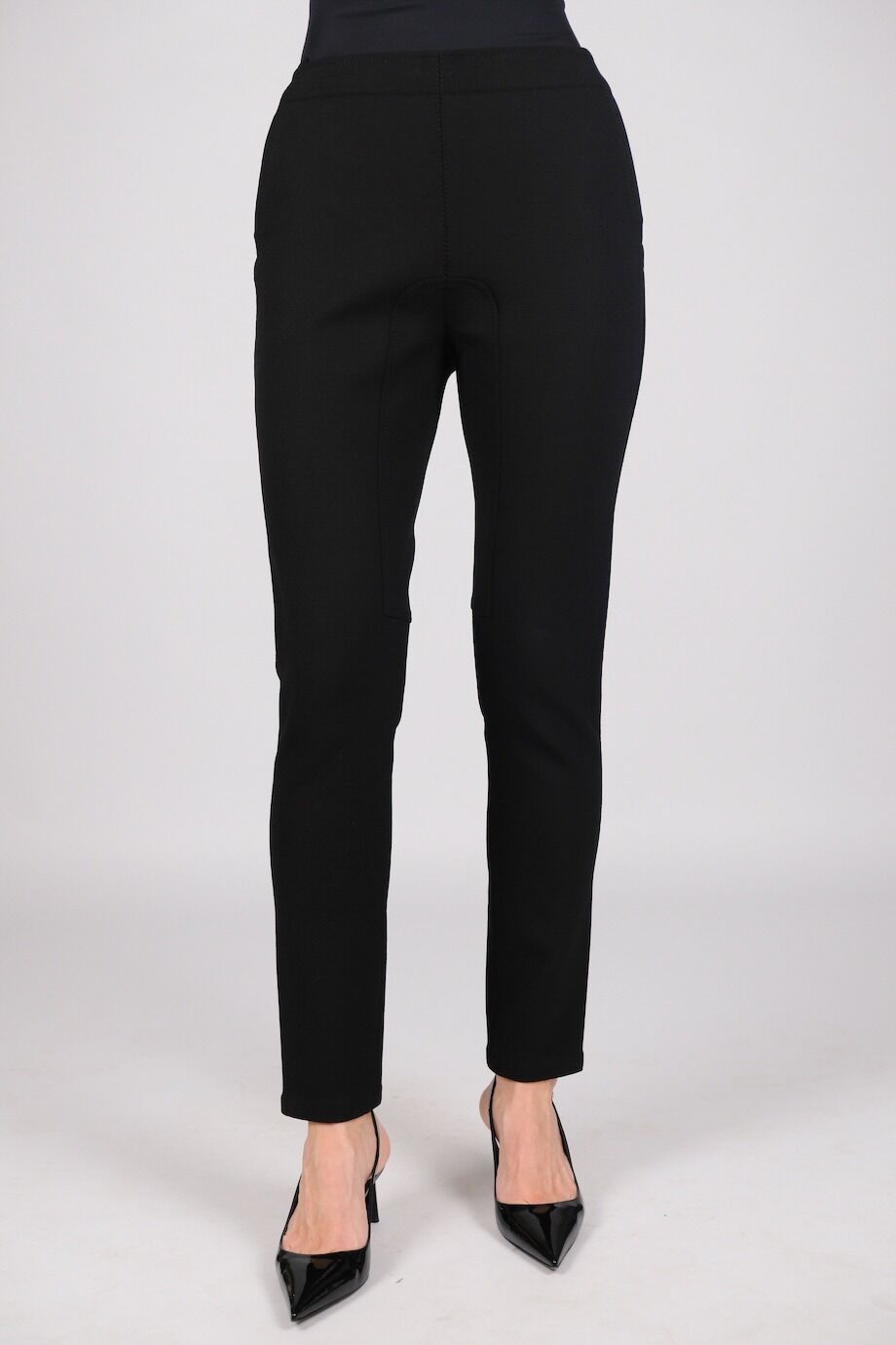 image 2 Зауженные брюки  черного цвета с декоративной прострочкой