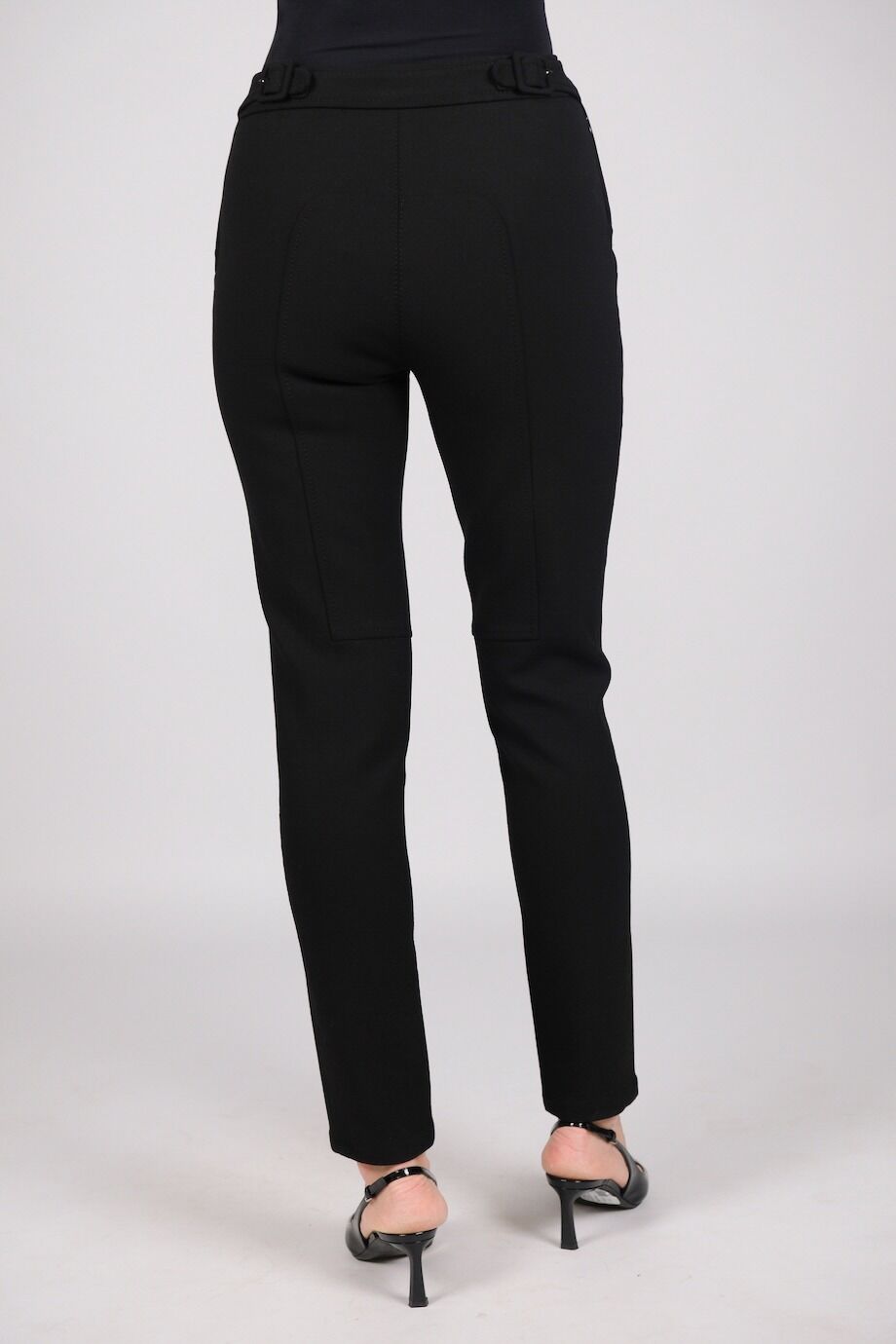 image 4 Зауженные брюки  черного цвета с декоративной прострочкой