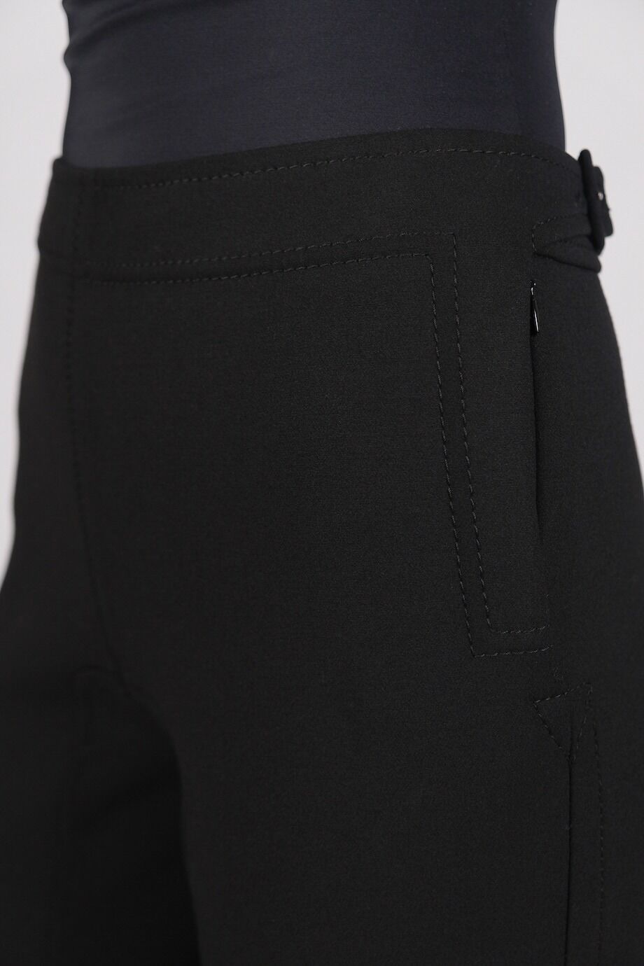image 5 Зауженные брюки  черного цвета с декоративной прострочкой