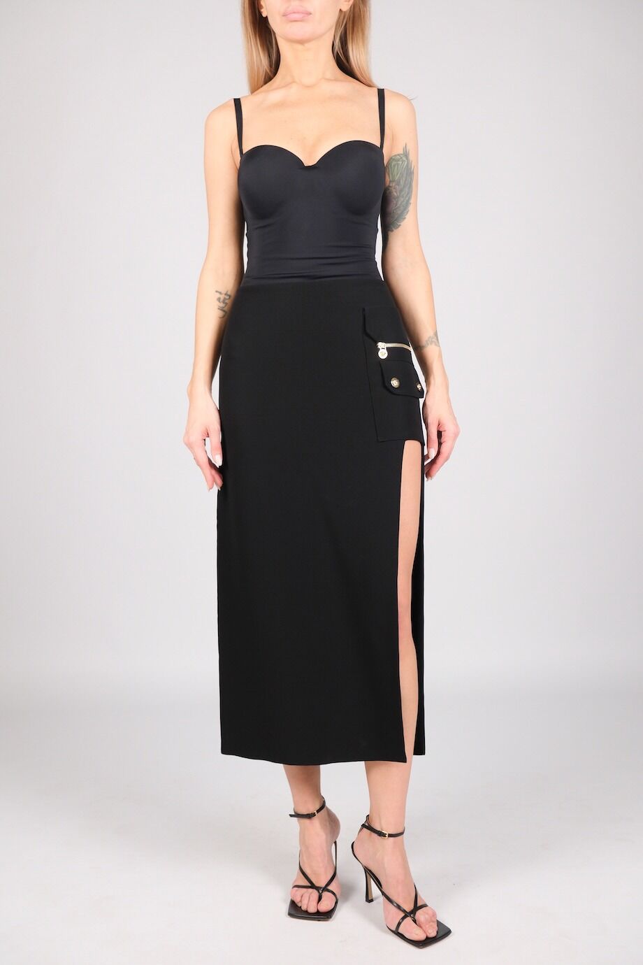 image 1 Шёлковая юбка чёрного цвета с накладным карманом