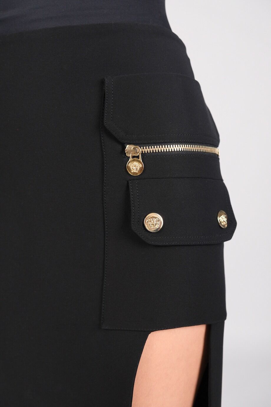 image 4 Шёлковая юбка чёрного цвета с накладным карманом