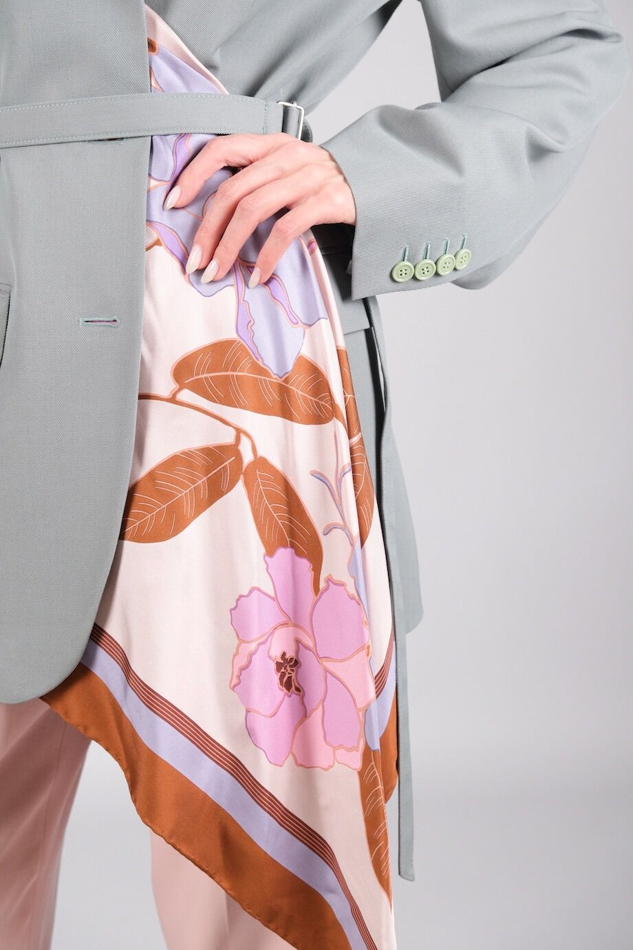 image 6 Жакет эвкалиптового цвета с платком