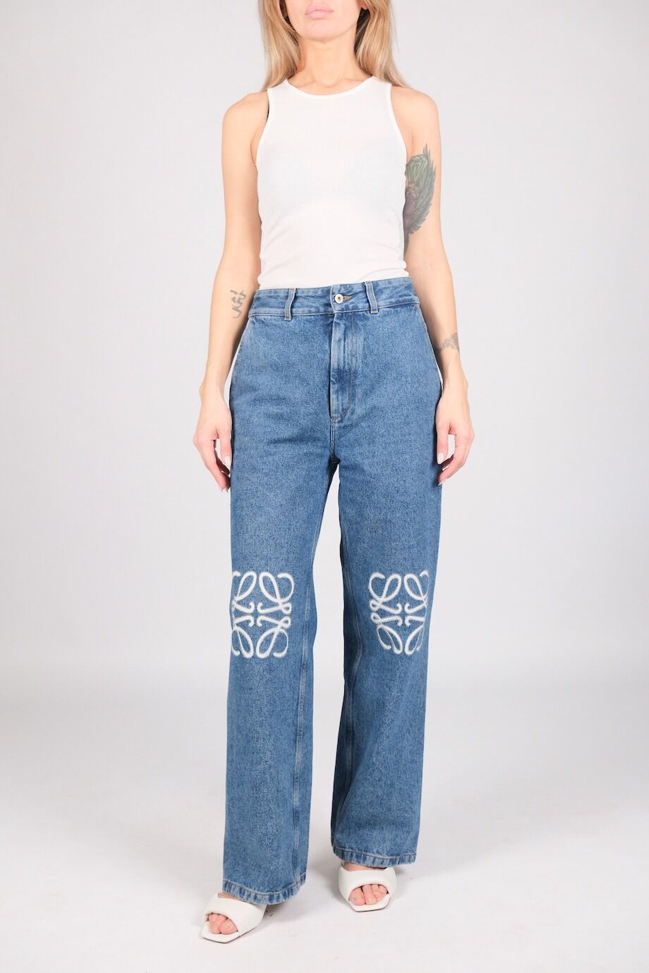 image 1 Джинсы голубого цвета с вышивкой на коленях