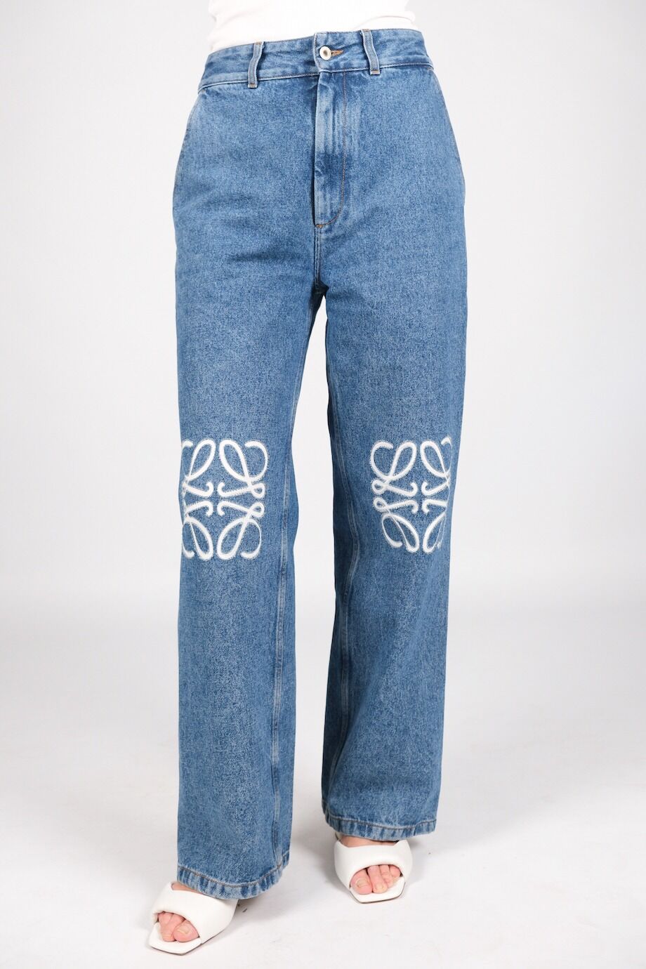 image 2 Джинсы голубого цвета с вышивкой на коленях