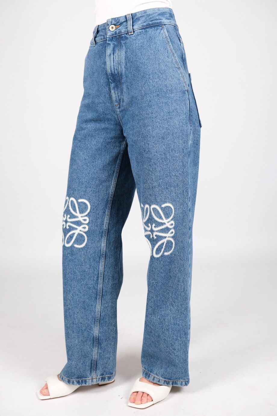 image 3 Джинсы голубого цвета с вышивкой на коленях