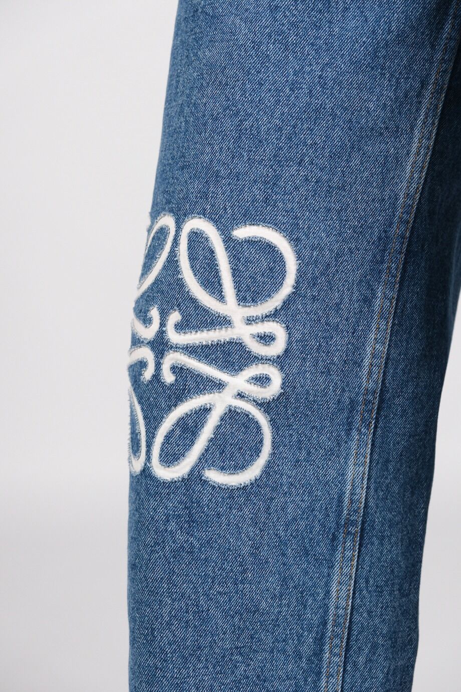 image 4 Джинсы голубого цвета с вышивкой на коленях