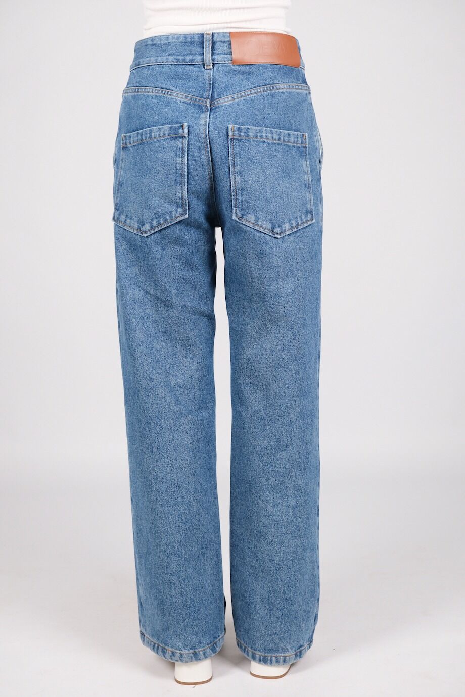 image 5 Джинсы голубого цвета с вышивкой на коленях