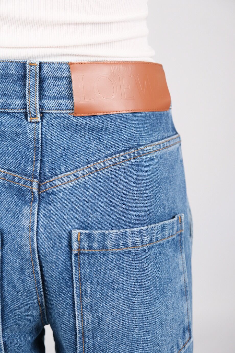 image 6 Джинсы голубого цвета с вышивкой на коленях