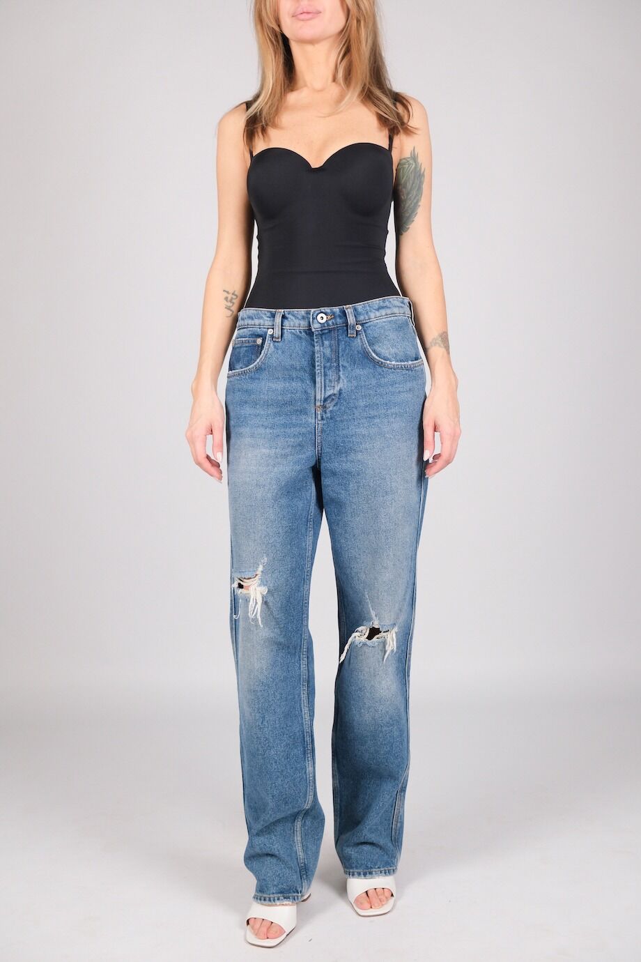 image 1 Джинсы голубого цвета с прорезями на коленях