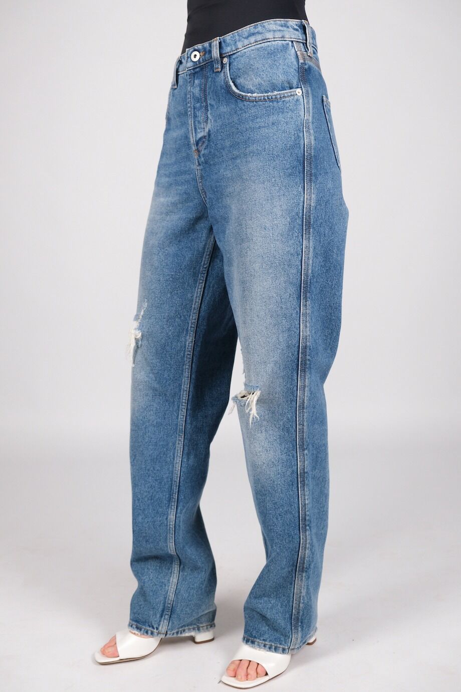 image 3 Джинсы голубого цвета с прорезями на коленях