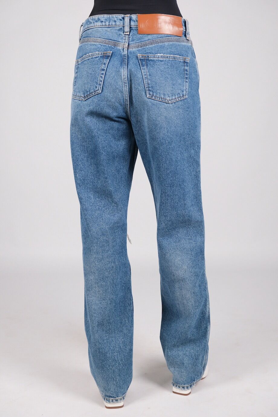 image 4 Джинсы голубого цвета с прорезями на коленях