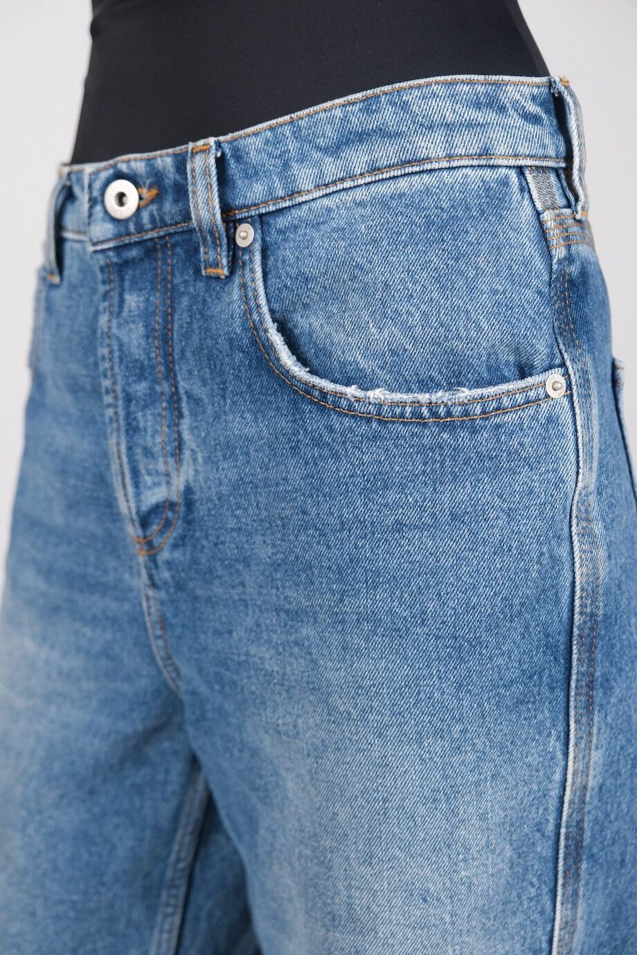 image 5 Джинсы голубого цвета с прорезями на коленях