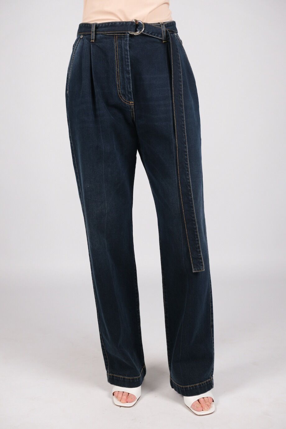 image 2 Джинсы темно-синего цвета с защипами