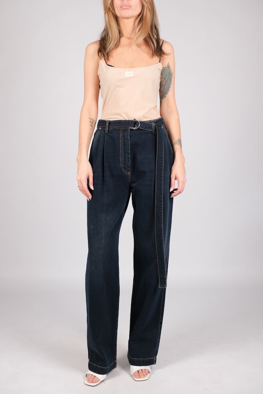 image 1 Джинсы темно-синего цвета с защипами