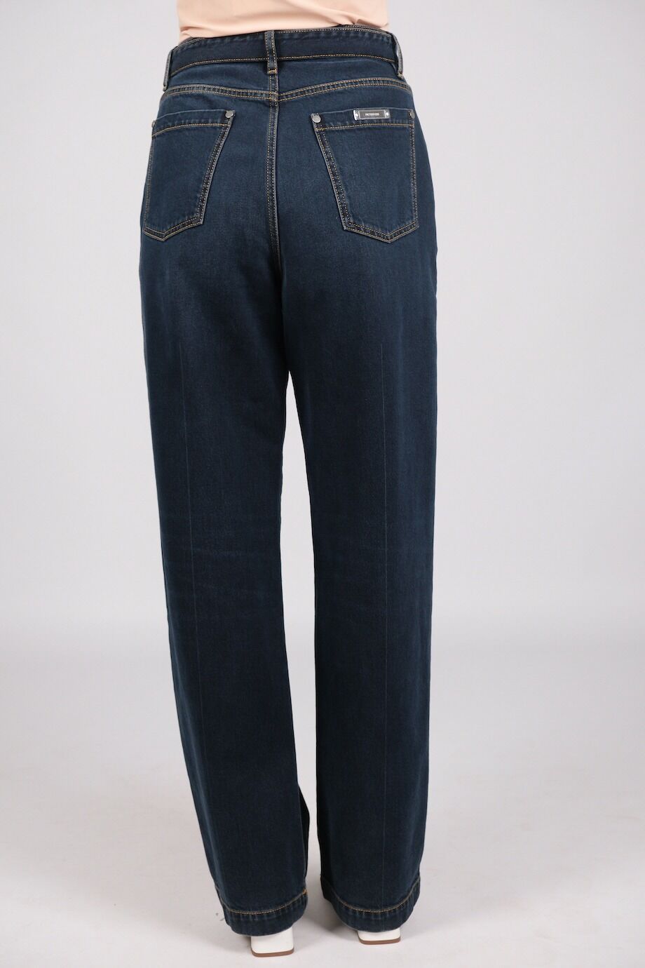 image 4 Джинсы темно-синего цвета с защипами