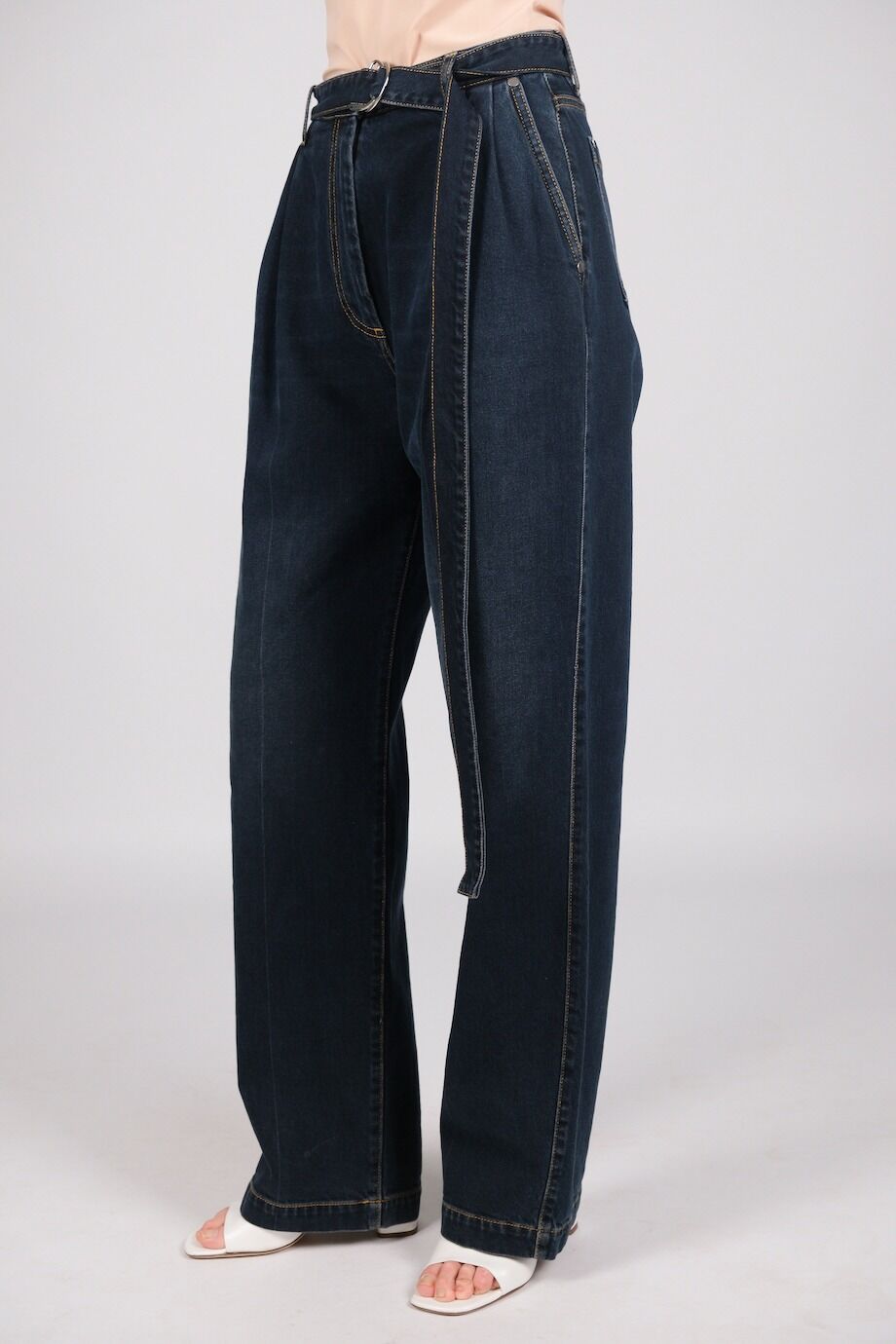 image 3 Джинсы темно-синего цвета с защипами