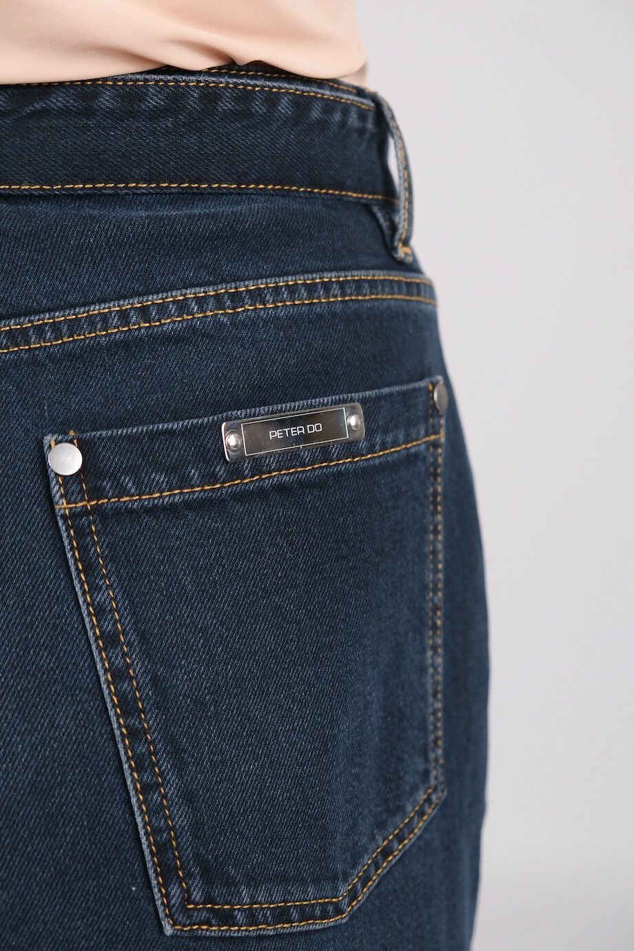 image 5 Джинсы темно-синего цвета с защипами