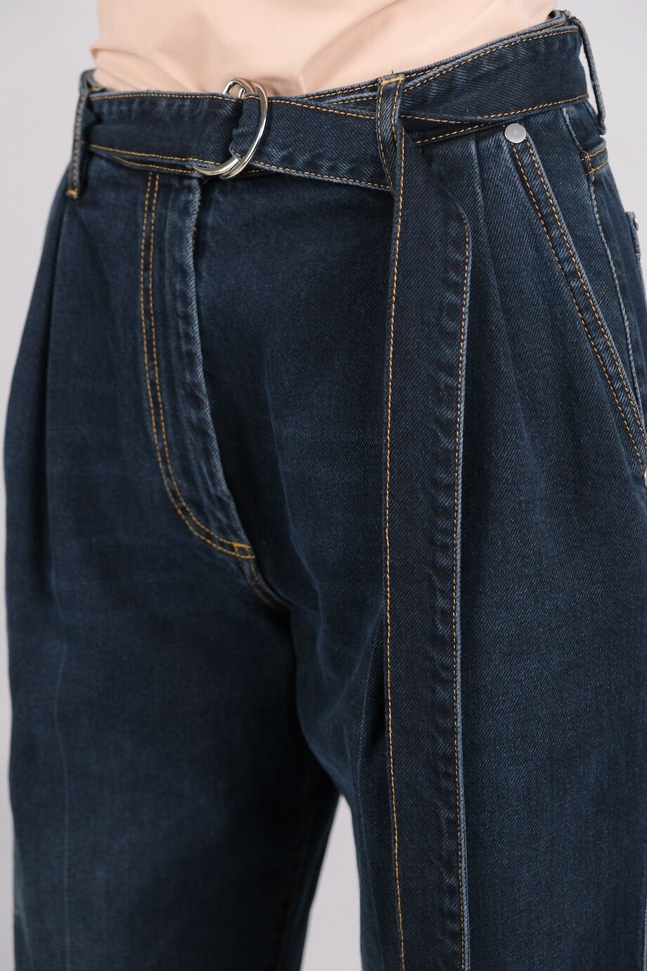 image 6 Джинсы темно-синего цвета с защипами