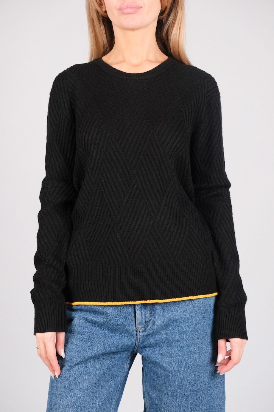 image 1 Джемпер черного цвета с оранжевой каймой