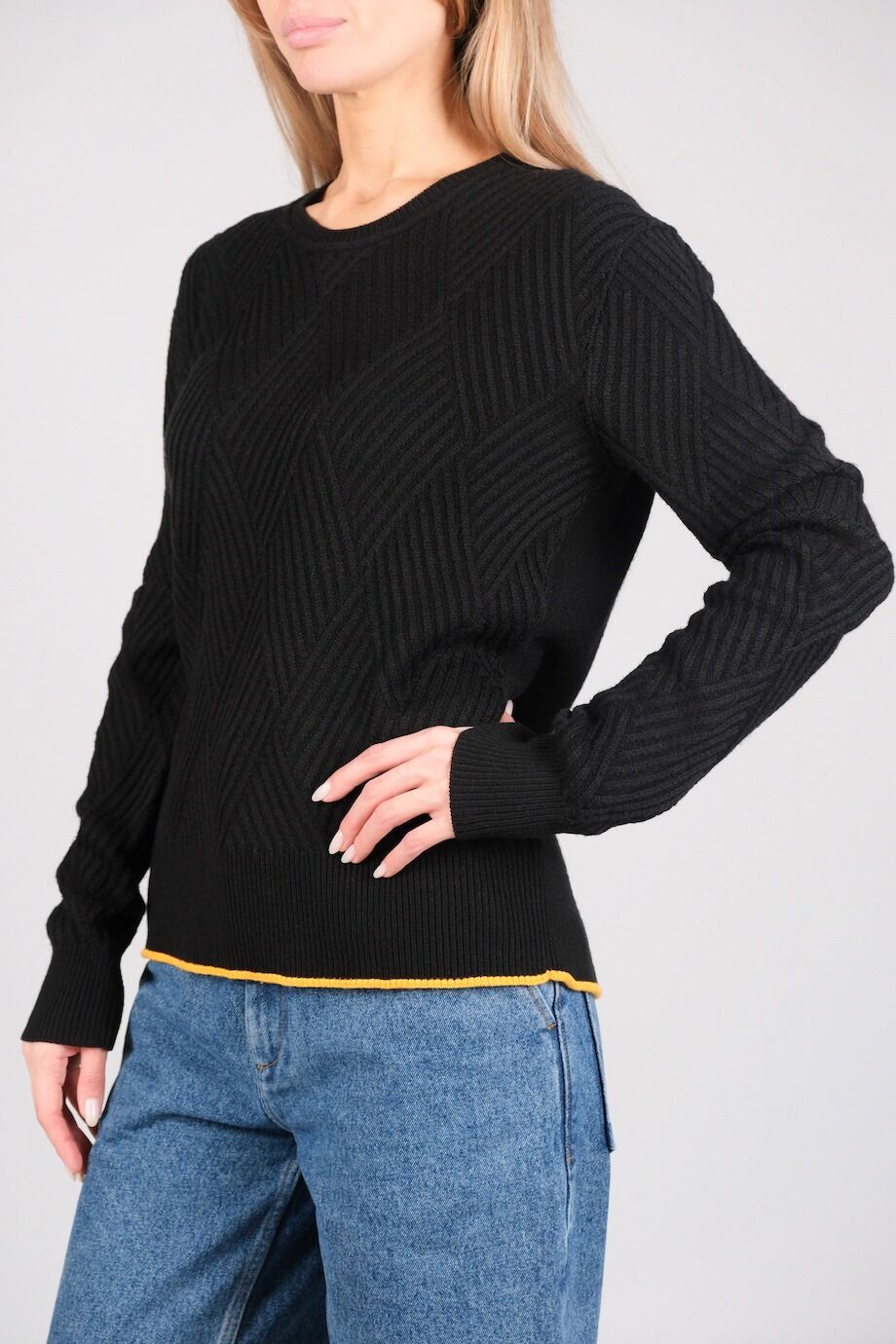 image 2 Джемпер черного цвета с оранжевой каймой