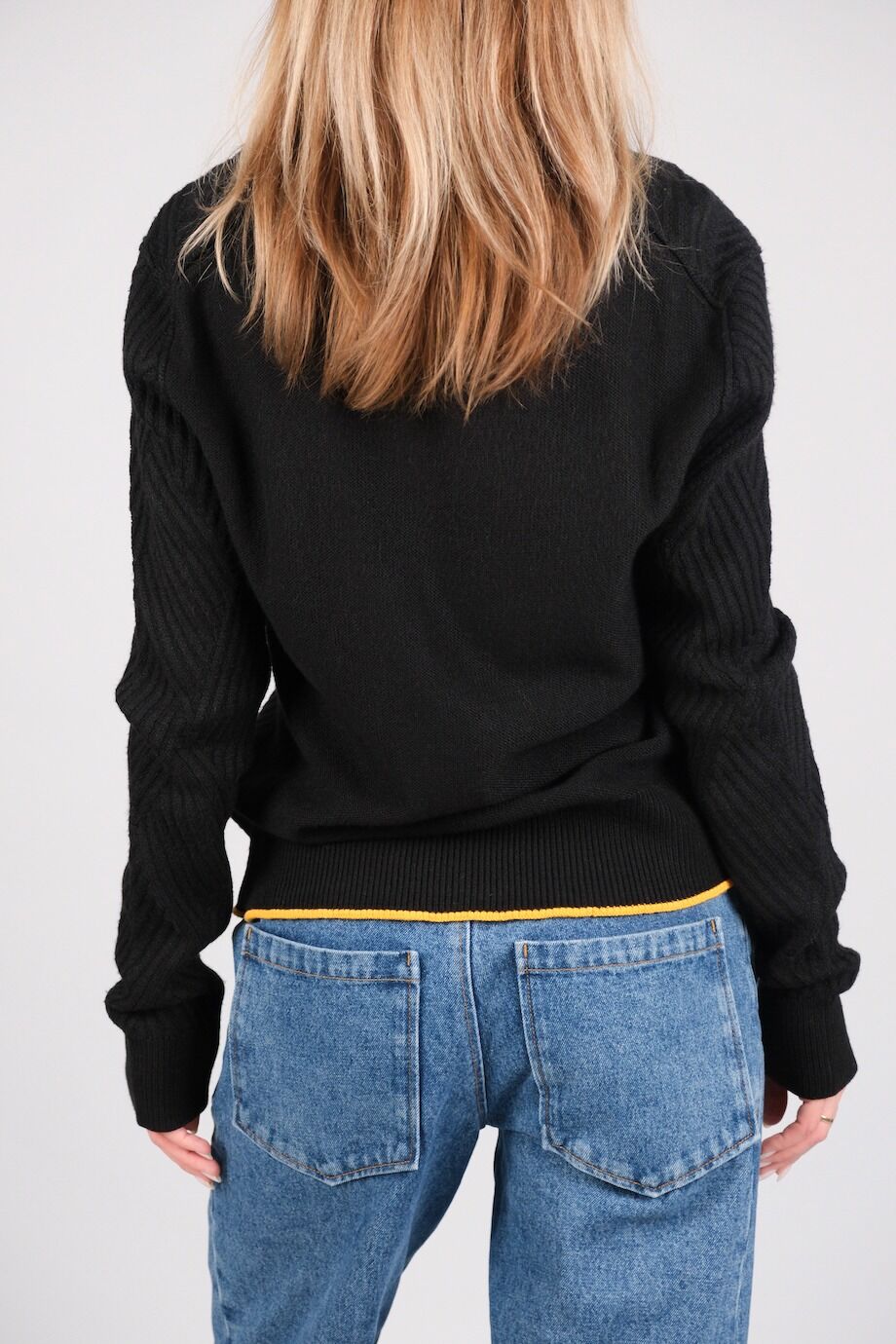 image 3 Джемпер черного цвета с оранжевой каймой