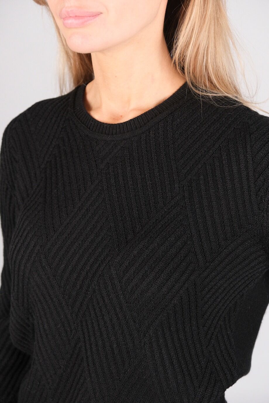 image 4 Джемпер черного цвета с оранжевой каймой