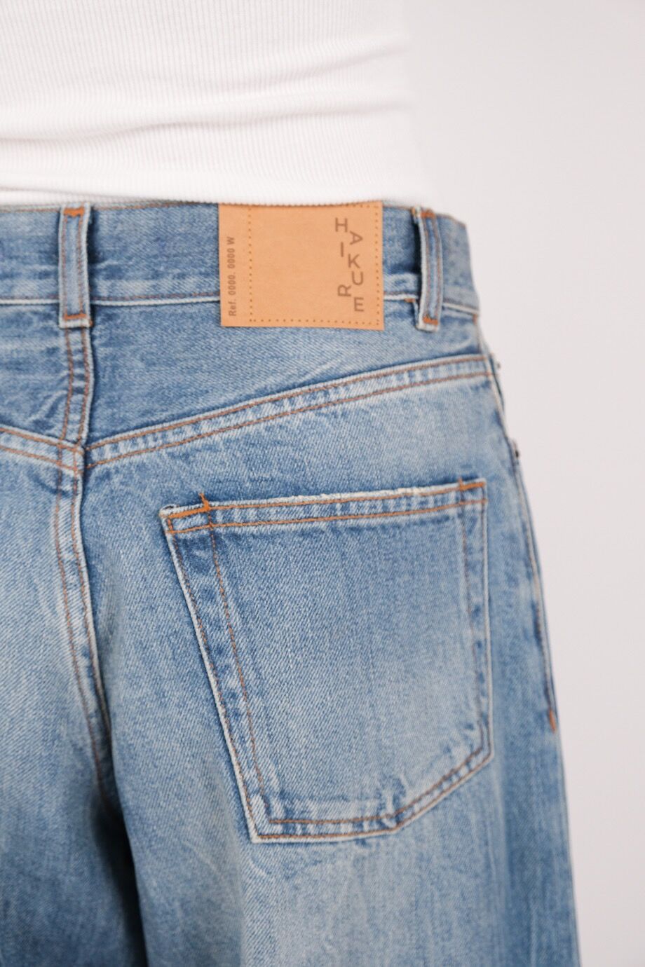 image 5 Джинсы широкого кроя с потертостями